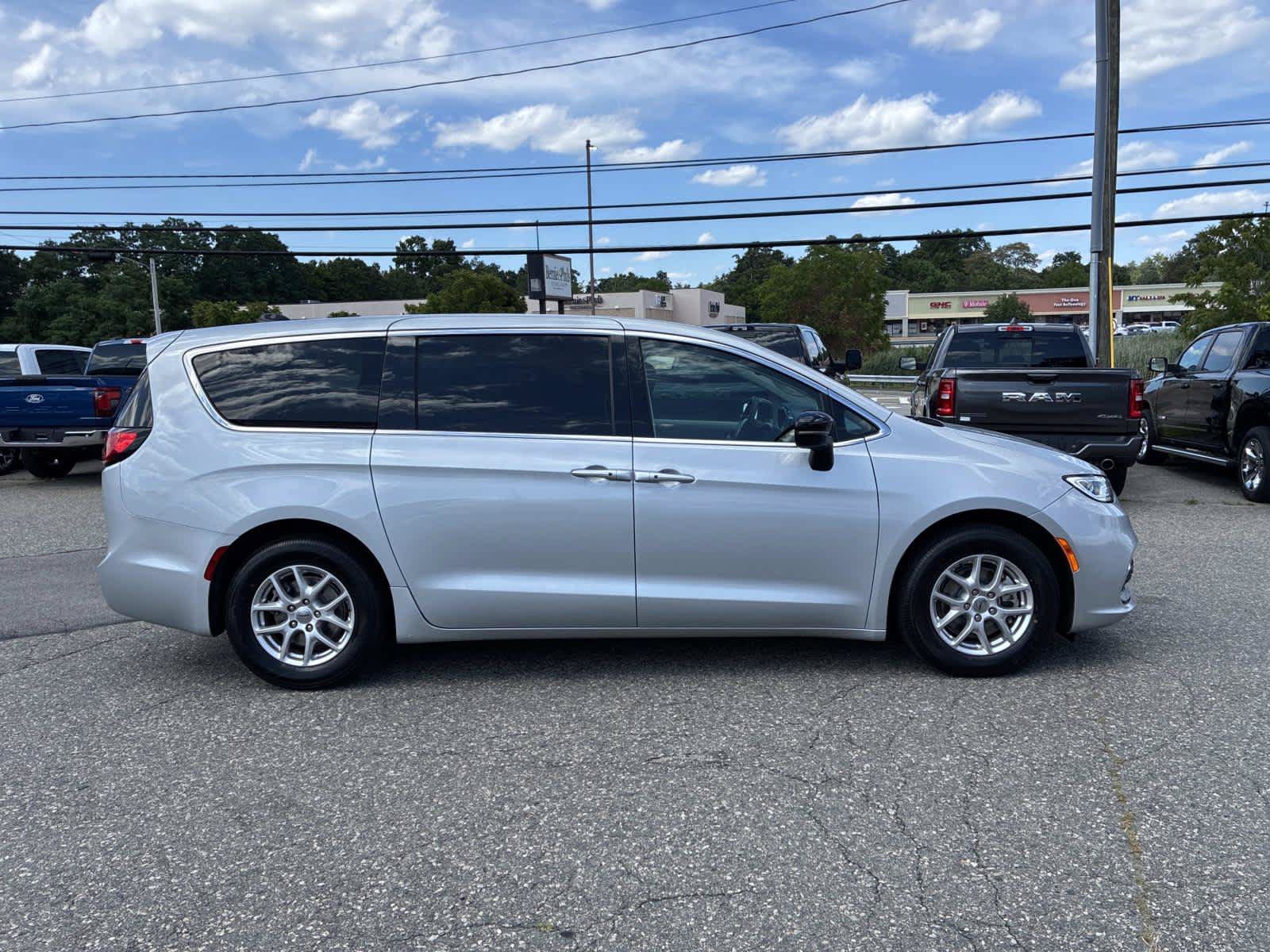 Certified 2024 Chrysler Pacifica Touring-L FWD image 8