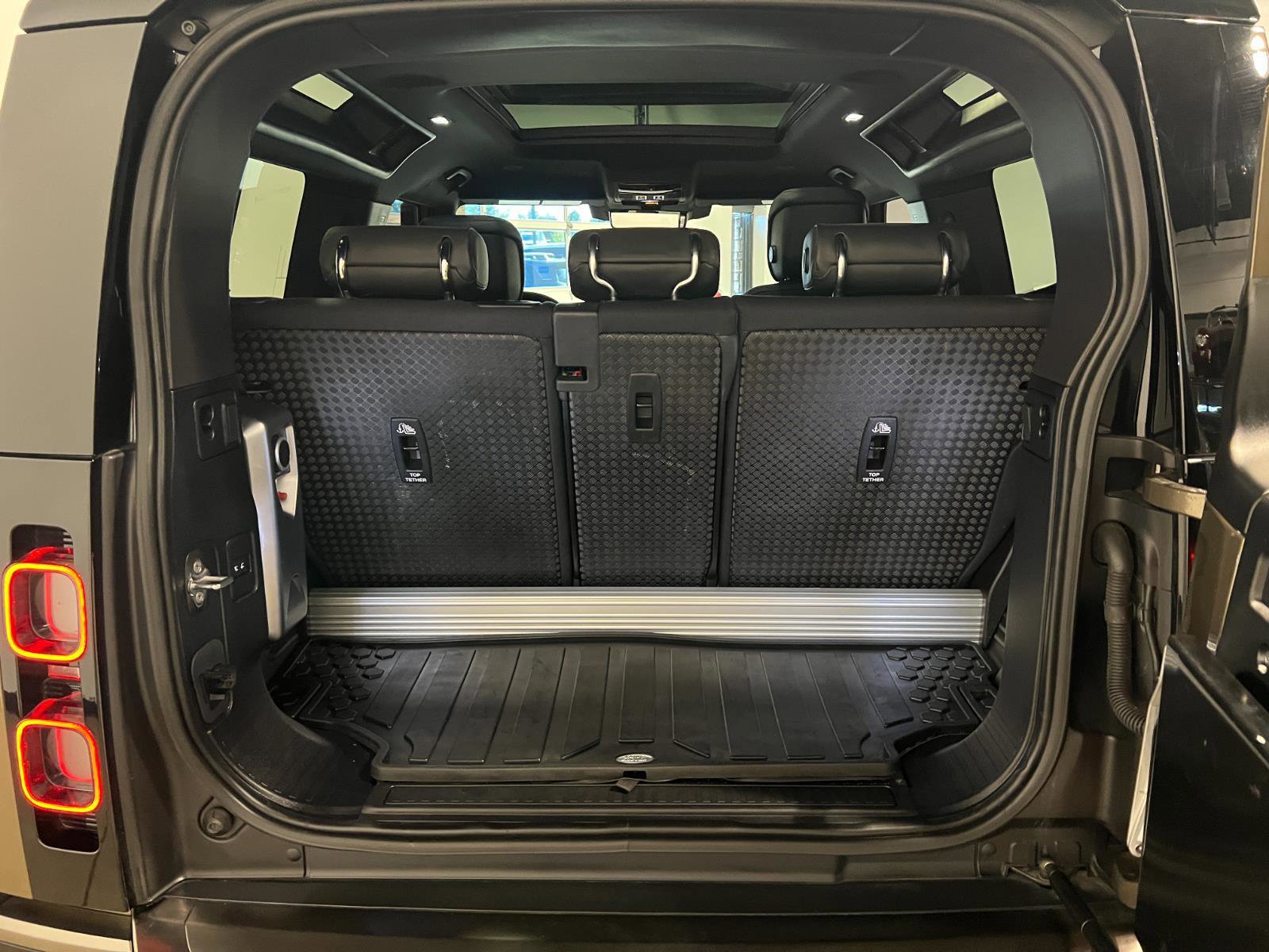 Used 2023 Land Rover Defender 90 X image 31