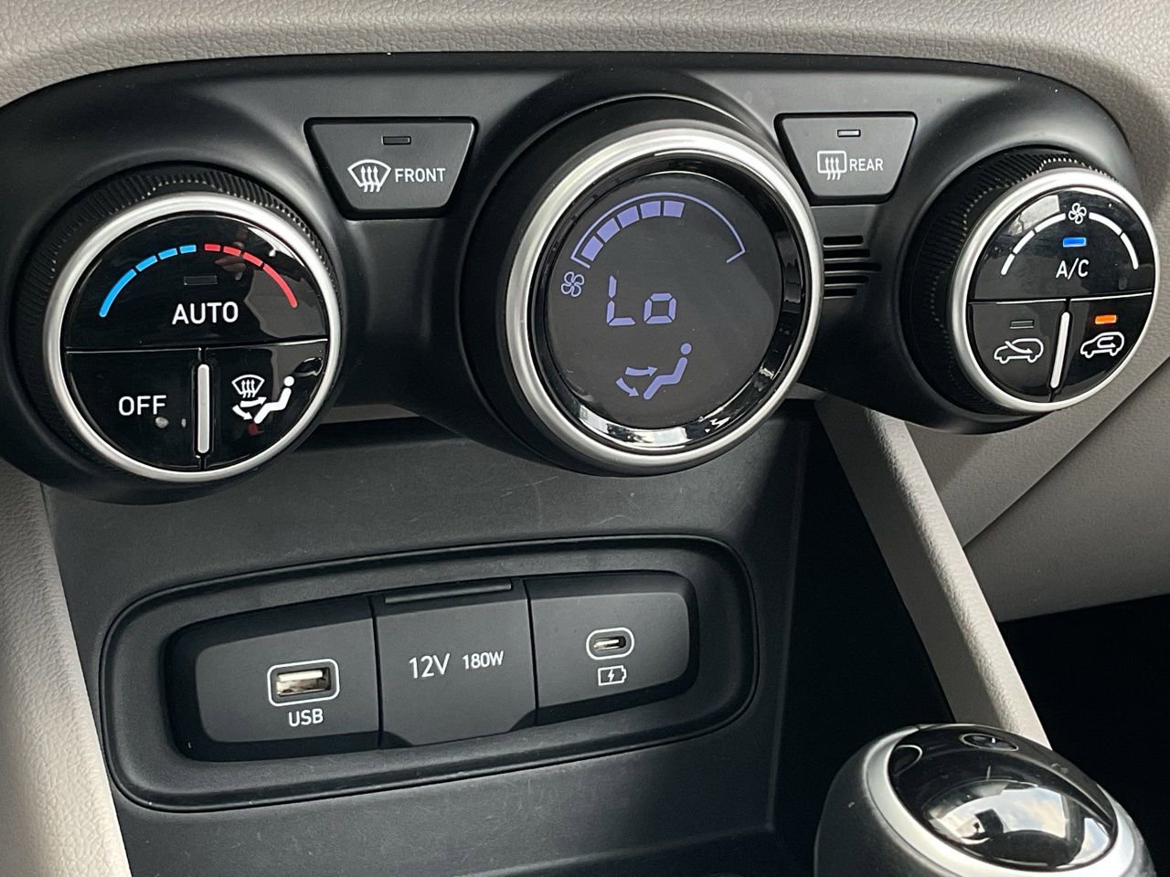 Used 2025 Hyundai Venue SEL image 34