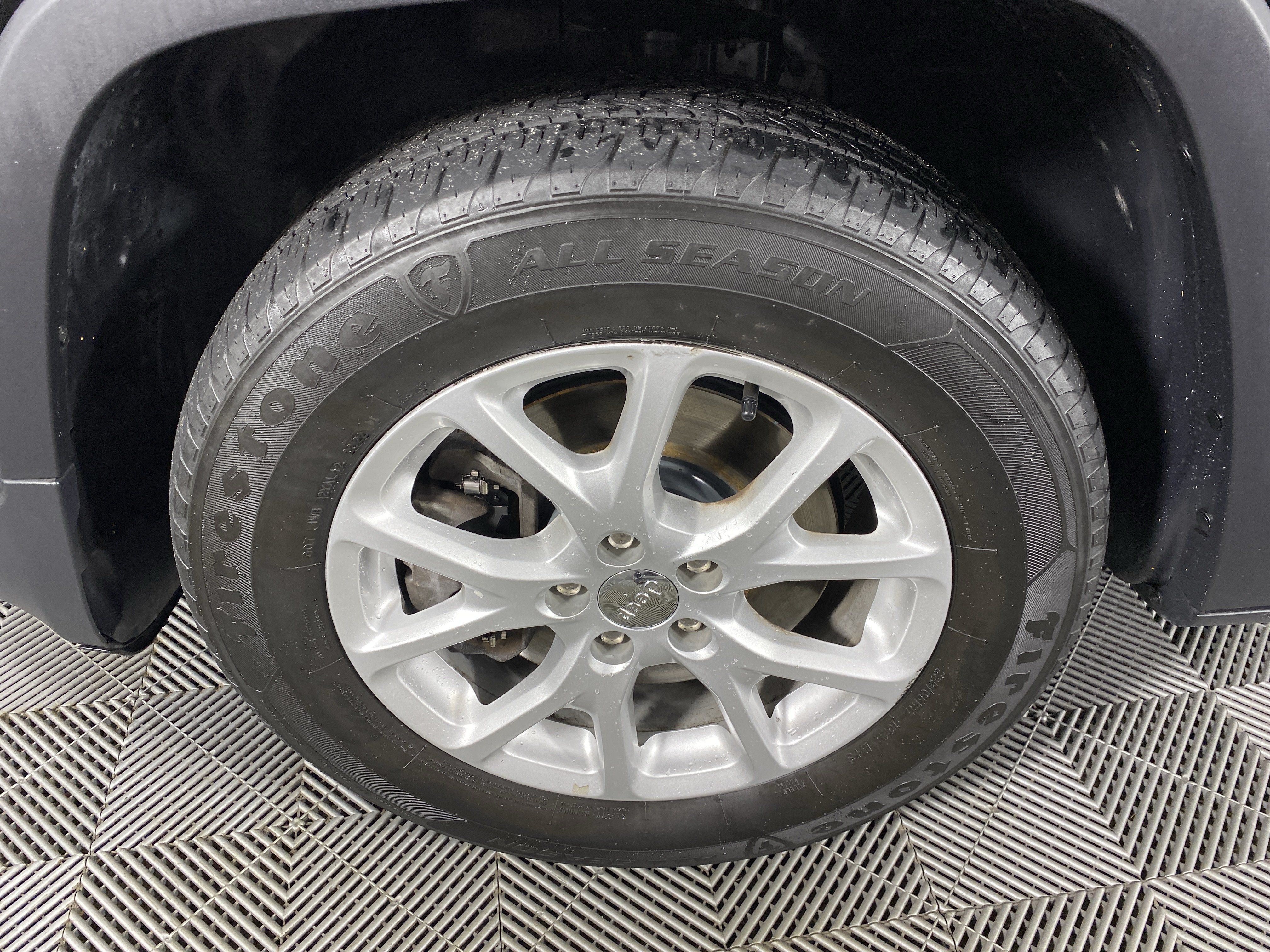 Used 2018 Jeep Cherokee Latitude w/ Safety Group AWD/4WD image 12