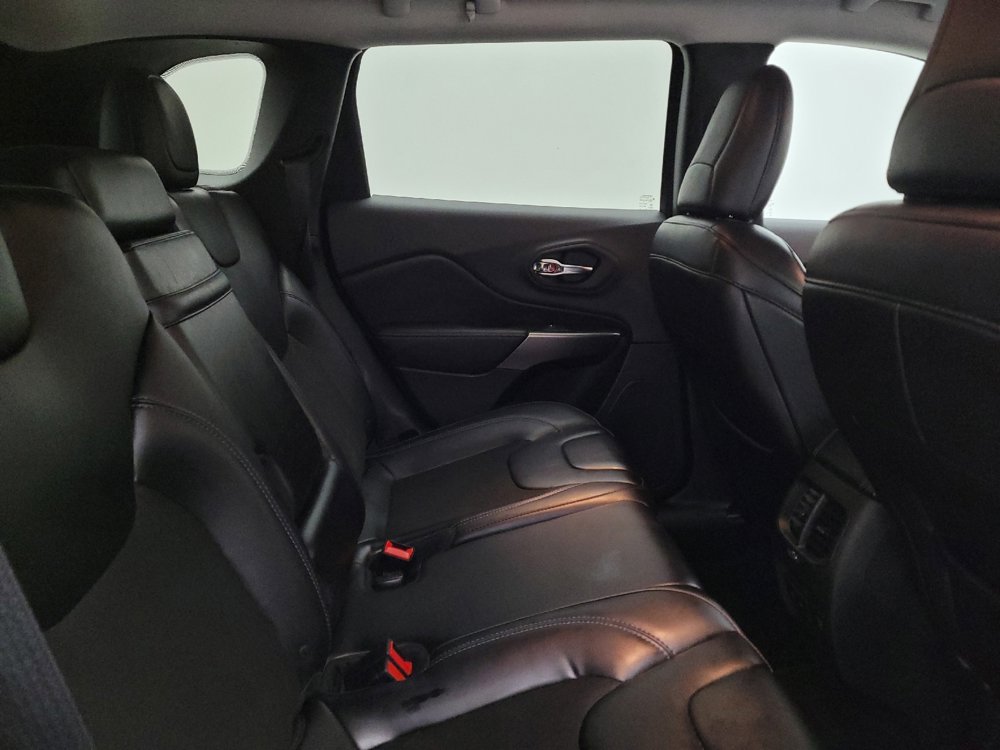 Used 2019 Jeep Cherokee Latitude Plus w/ Comfort/Convenience Group image 19