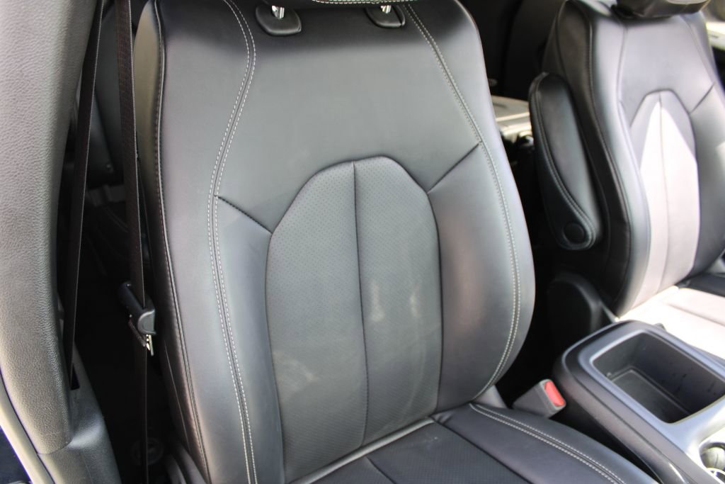 Used 2025 Chrysler Pacifica Select image 15