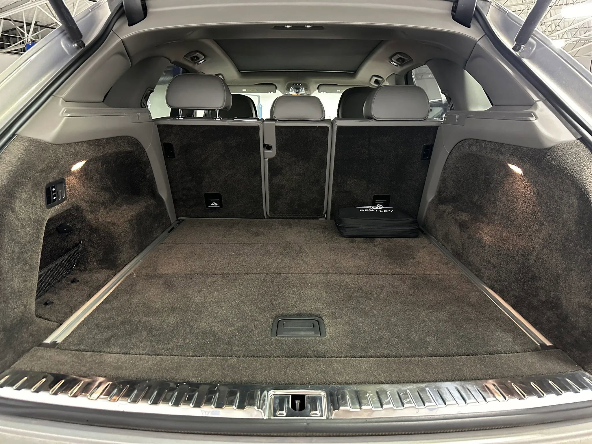Used 2018 Bentley Bentayga AWD/4WD image 12