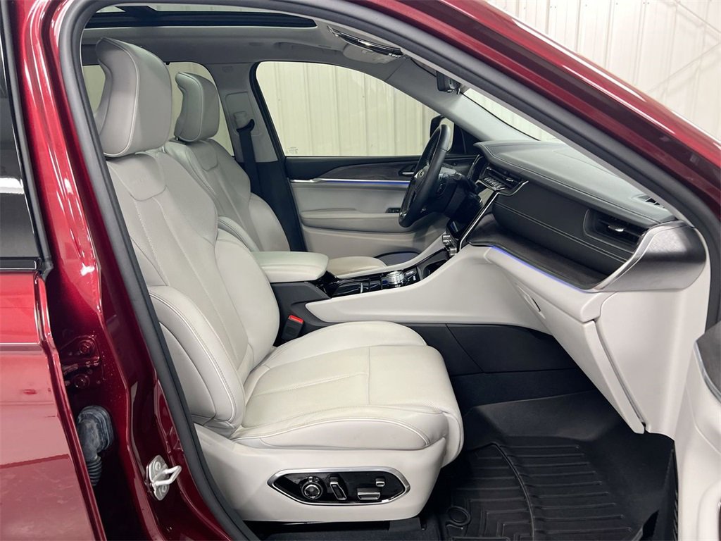 Used 2022 Jeep Grand Cherokee Overland w/ Advanced Protech Group III image 23