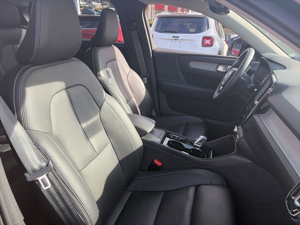 Used 2025 Volvo XC40 B5 Plus image 11