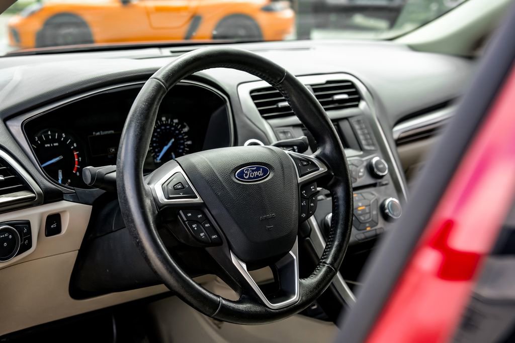 Used 2017 Ford Fusion SE FWD image 14