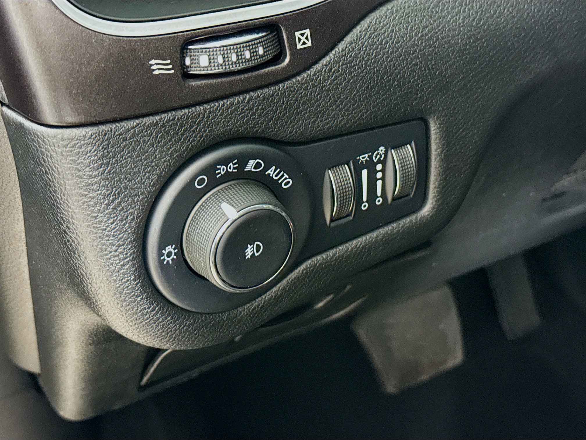 Used 2022 Jeep Cherokee Trailhawk image 9