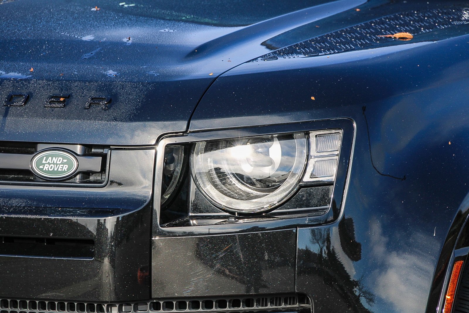 Used 2025 Land Rover Defender 130 X-Dynamic SE image 8