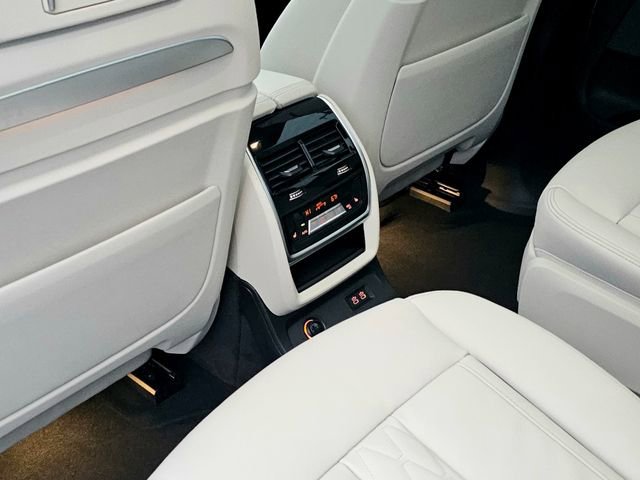 Used 2025 BMW X7 M60i image 28