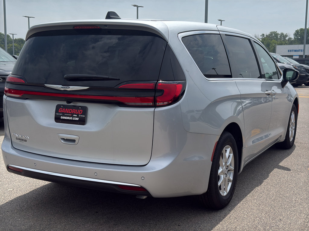 New 2026 Chrysler Pacifica Select FWD image 5