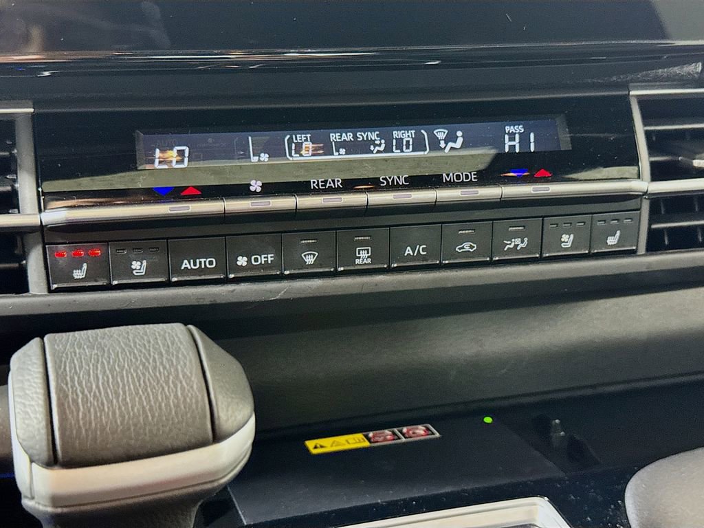 Used 2025 Toyota Sienna Platinum image 15