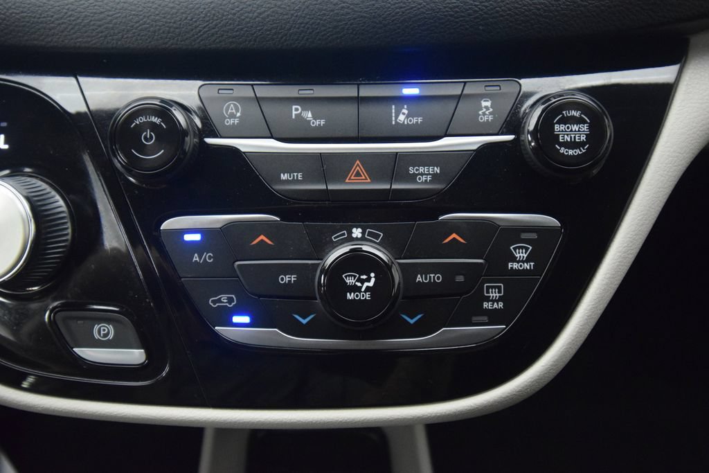 Used 2023 Chrysler Pacifica Touring-L FWD image 35