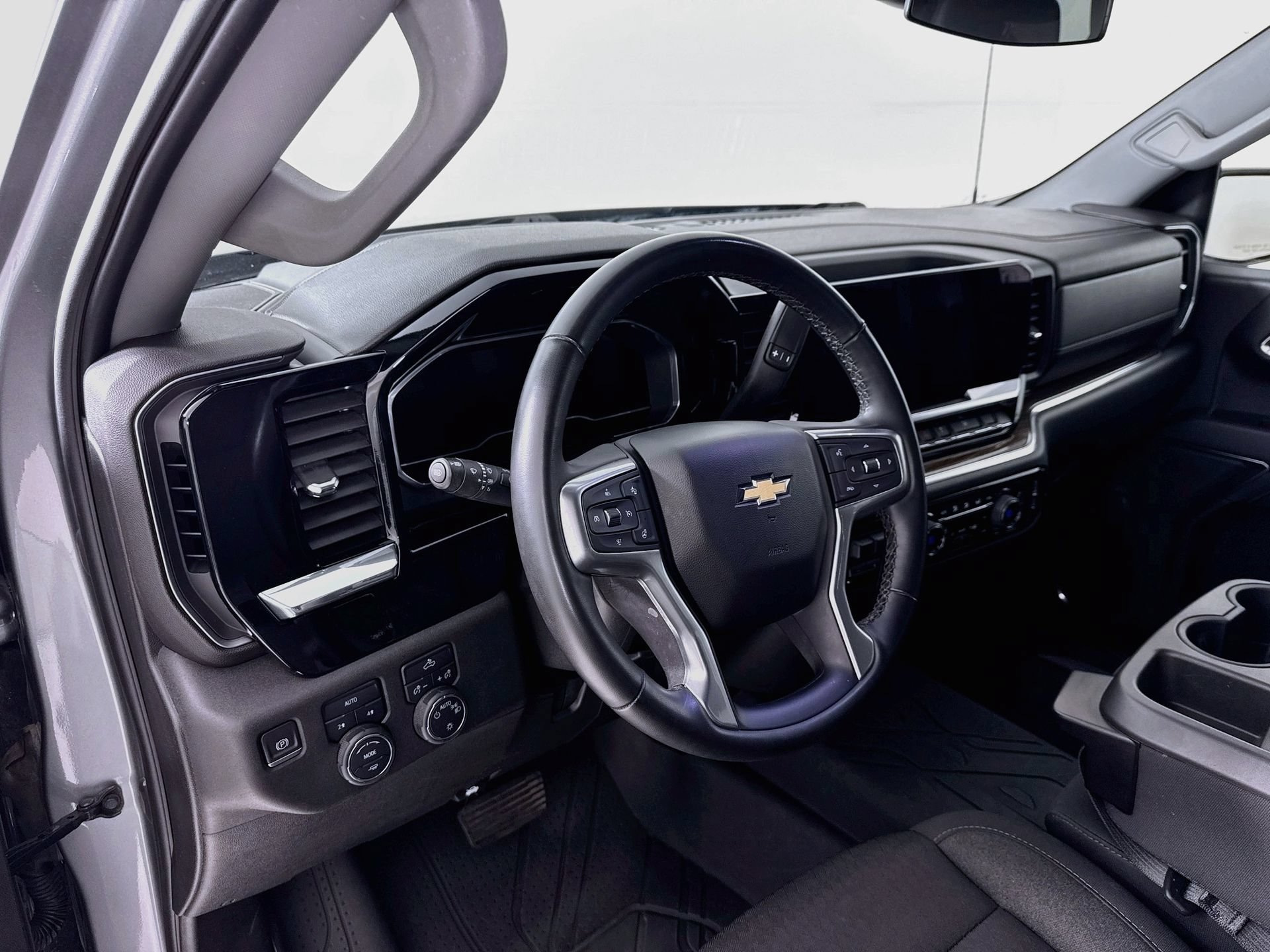 Used 2023 Chevrolet Silverado 1500 LT w/ Protection Package AWD/4WD image 10