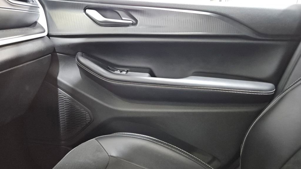 Used 2023 Jeep Grand Cherokee Altitude image 44