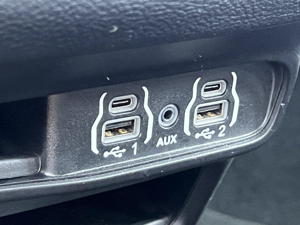 Used 2023 Chrysler Pacifica Touring FWD image 25