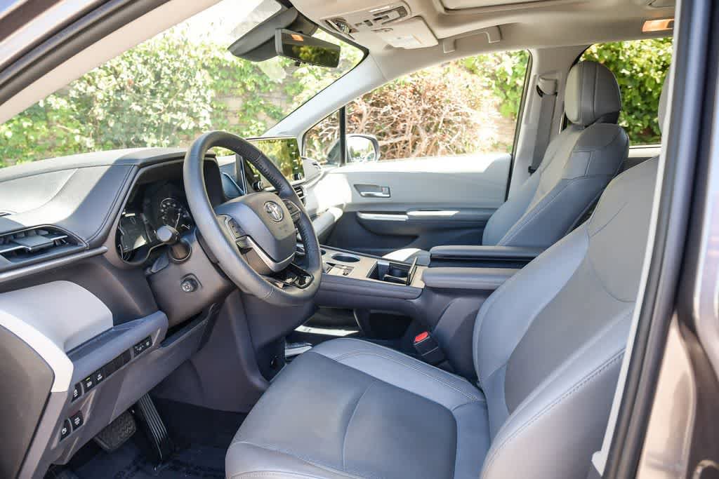 Used 2021 Toyota Sienna Limited FWD image 16