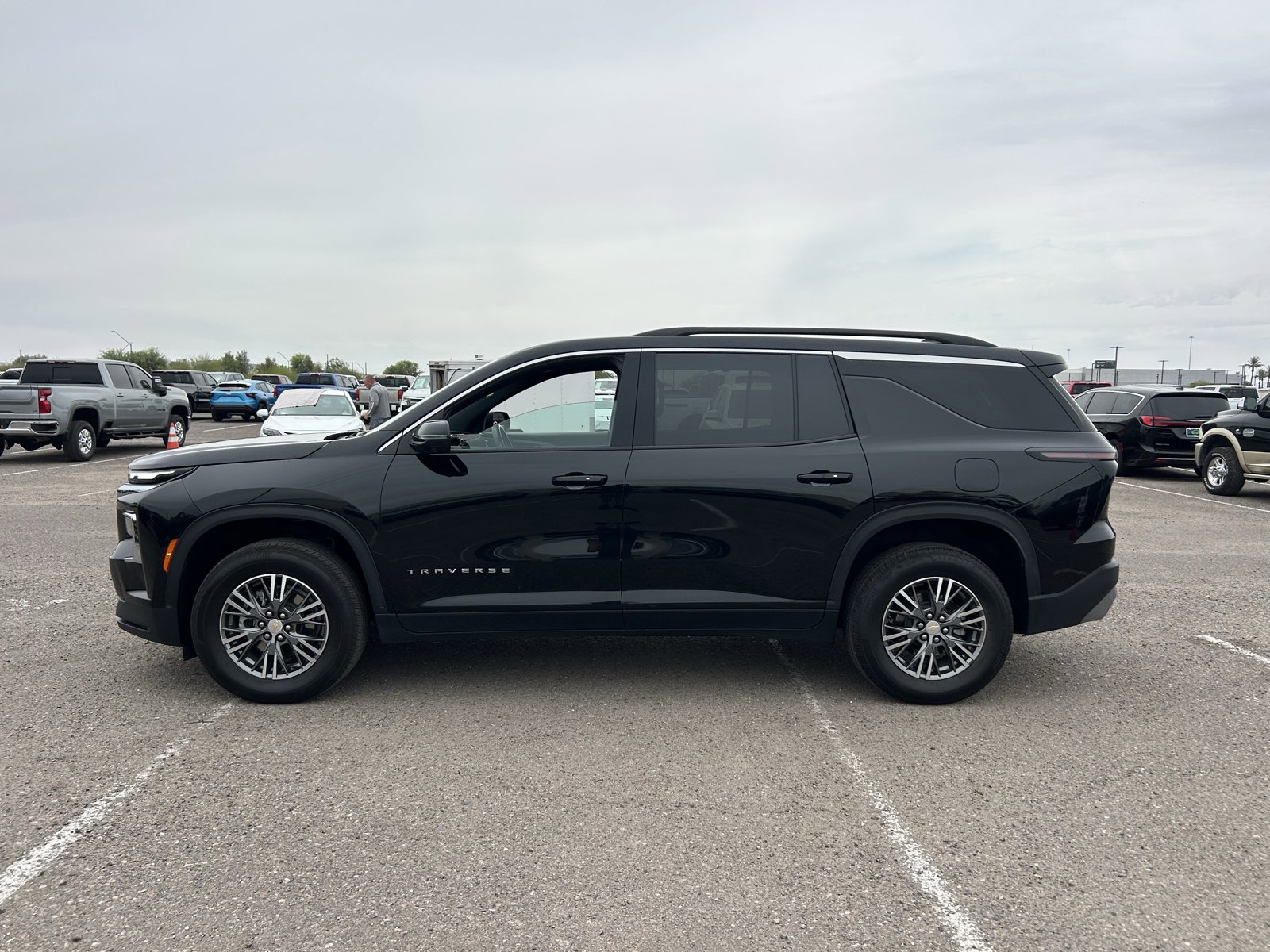 Used 2024 Chevrolet Traverse LT FWD image 2