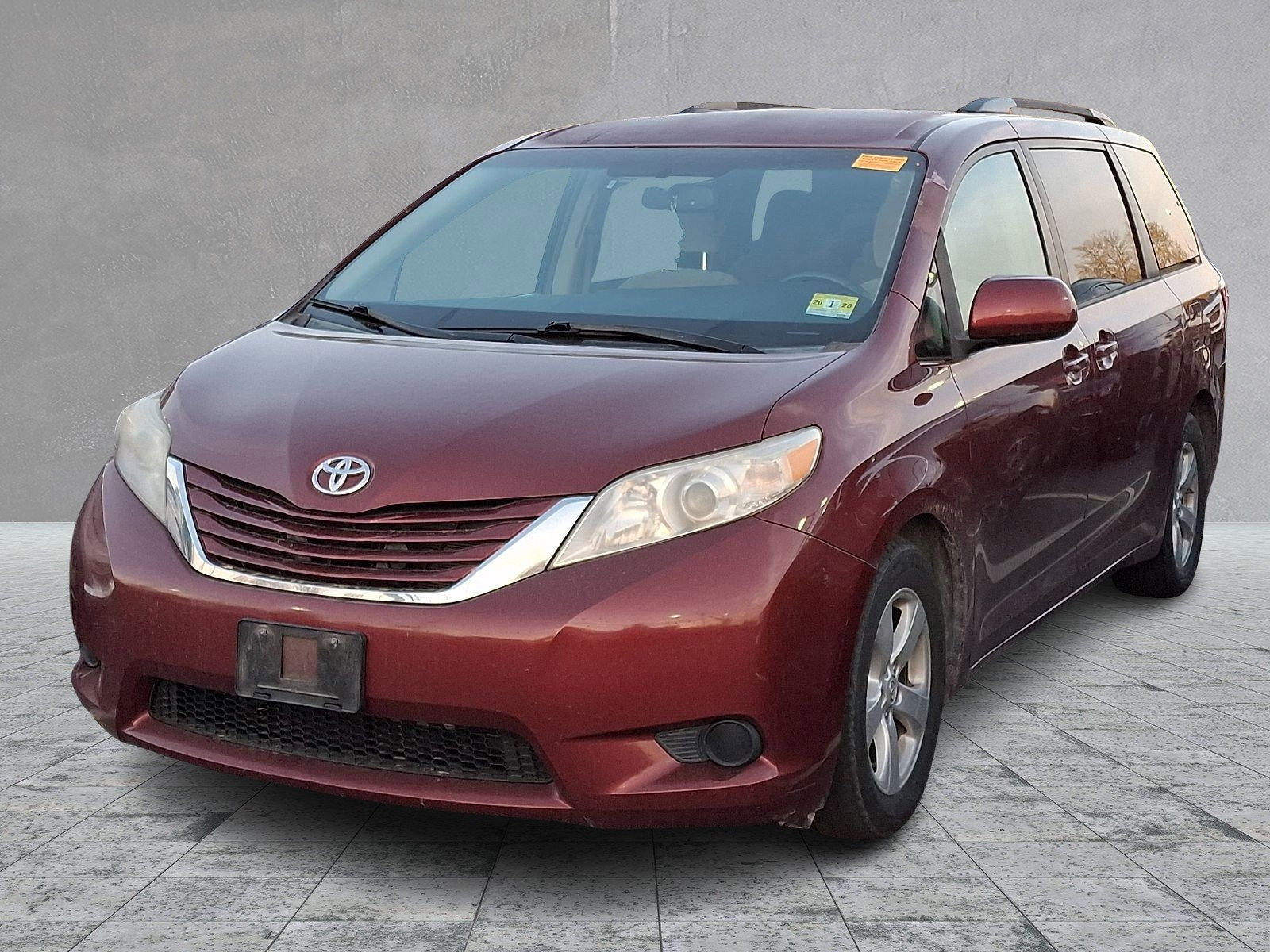 Used 2015 Toyota Sienna LE image 1