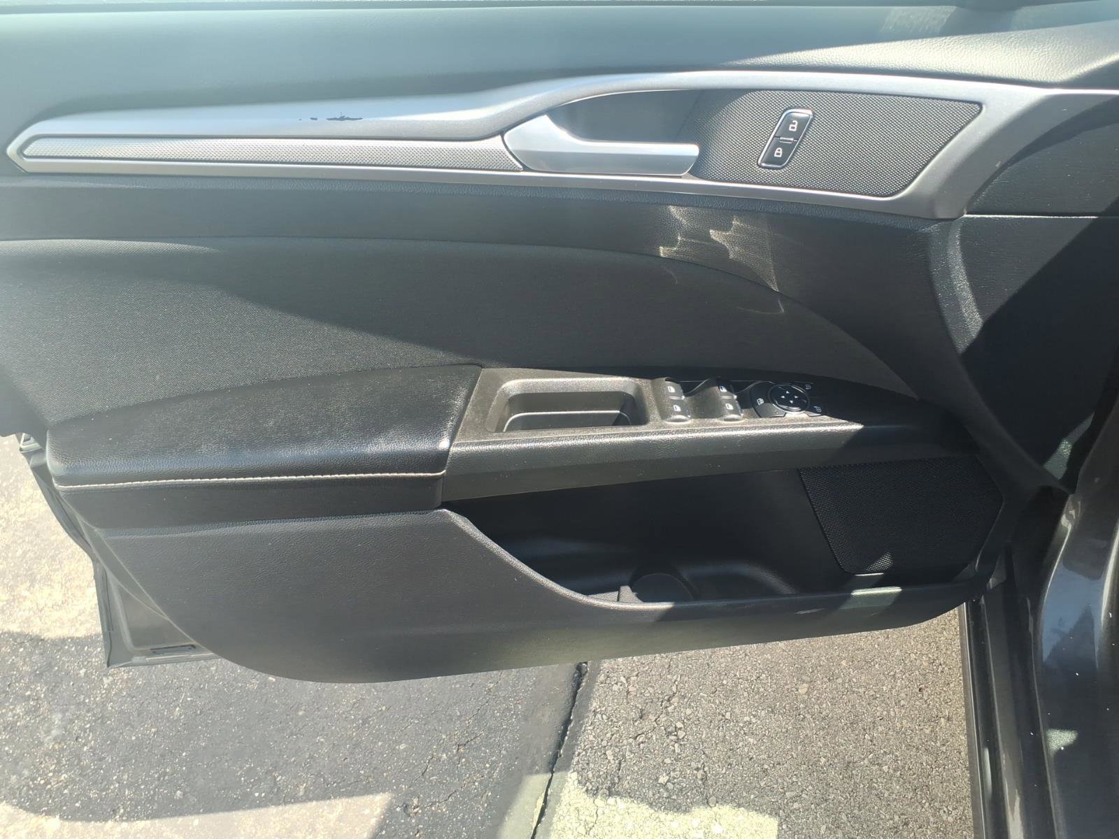 Used 2020 Ford Fusion SE image 11