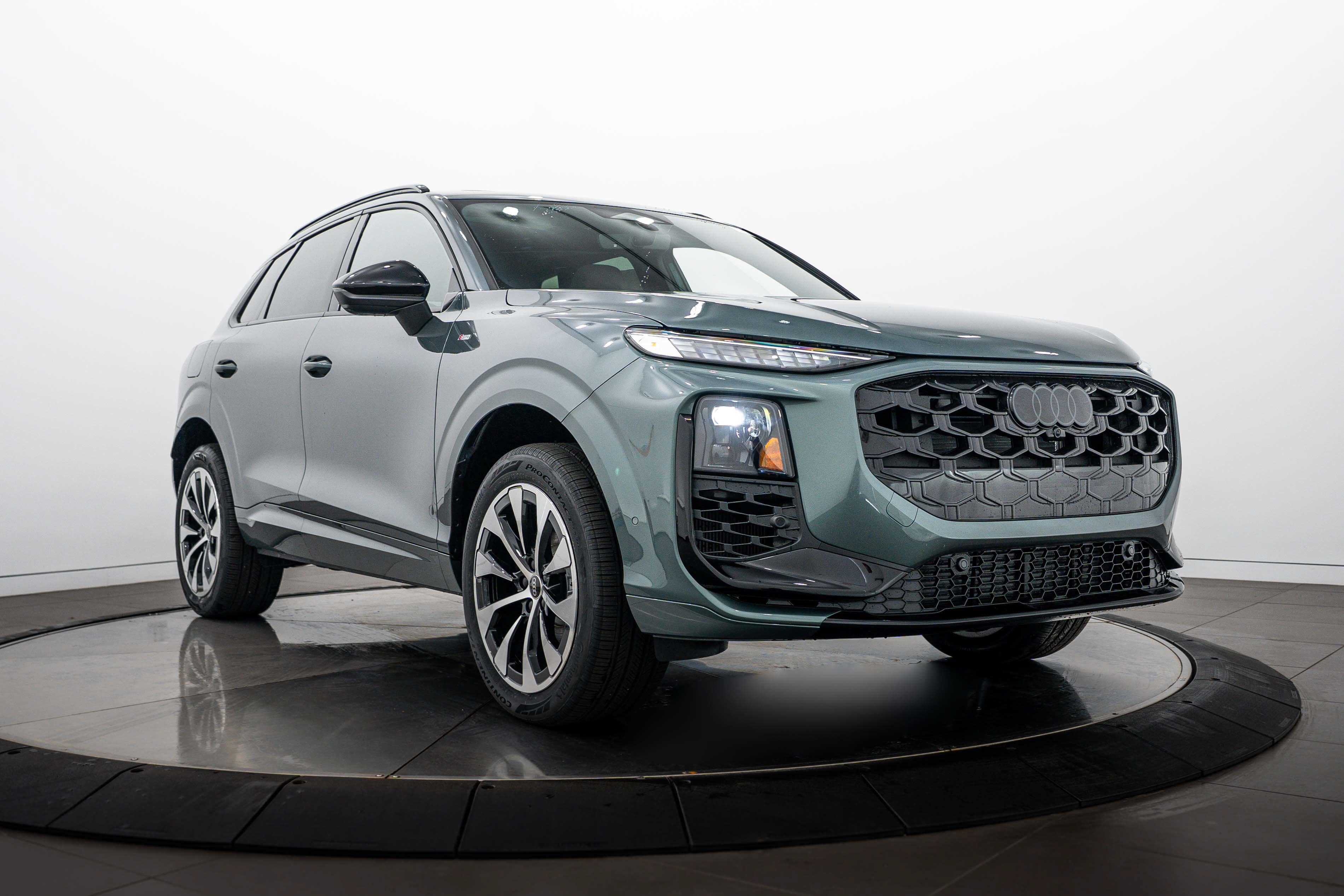 New 2026 Audi Q3 quattro 2.0T AWD/4WD image 1