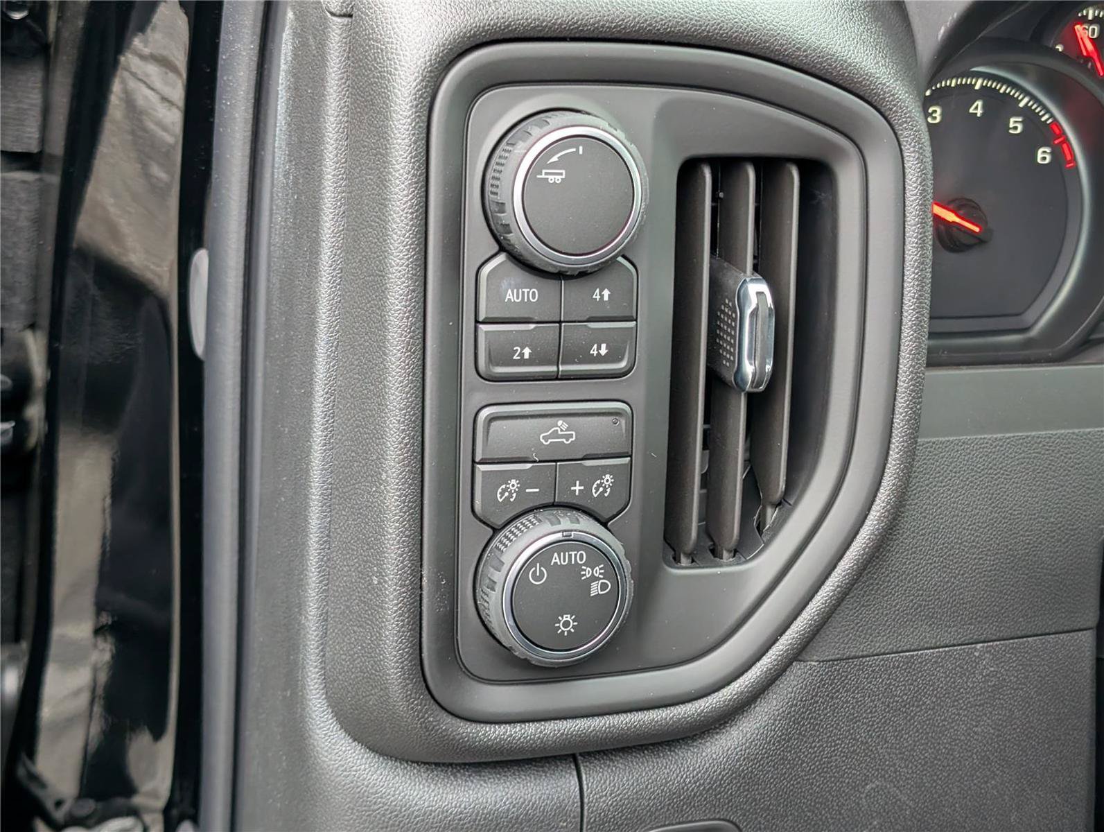 New 2026 Chevrolet Silverado 1500 Custom Trail Boss w/ Turbomax Blackout Package AWD/4WD image 18