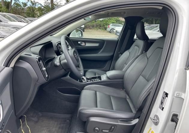 Used 2025 Volvo XC40 B5 Plus w/ Protection Package Premier AWD/4WD image 4