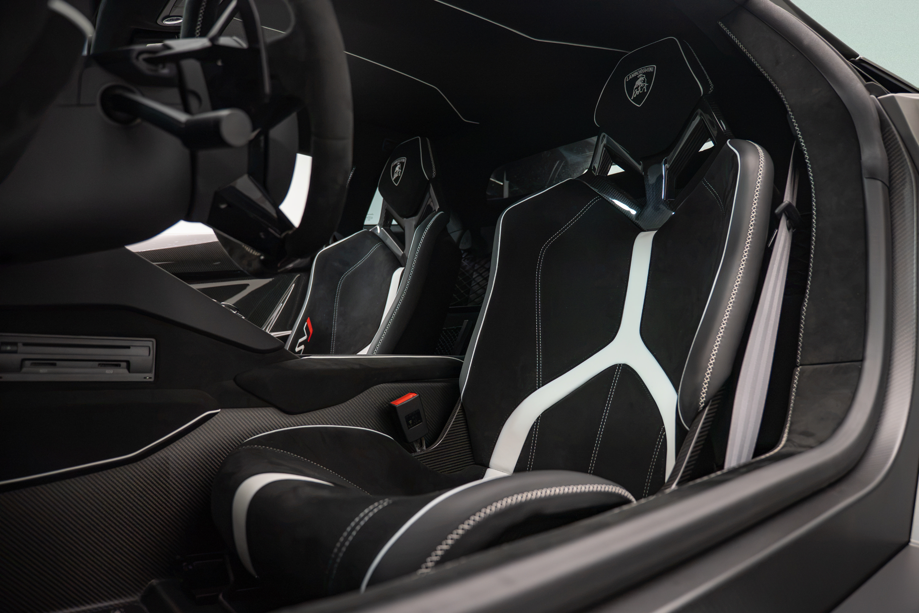 Used 2020 Lamborghini Aventador SVJ AWD/4WD image 9