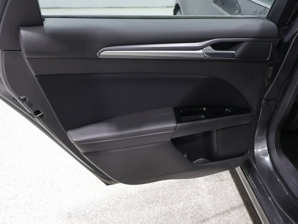 Used 2016 Ford Fusion SE FWD image 19