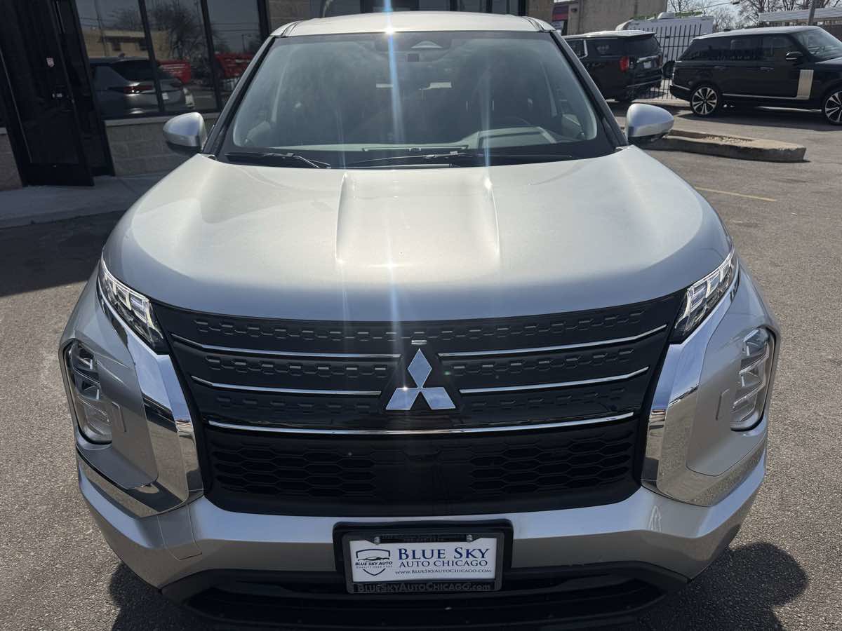 Used 2024 Mitsubishi Outlander ES image 2
