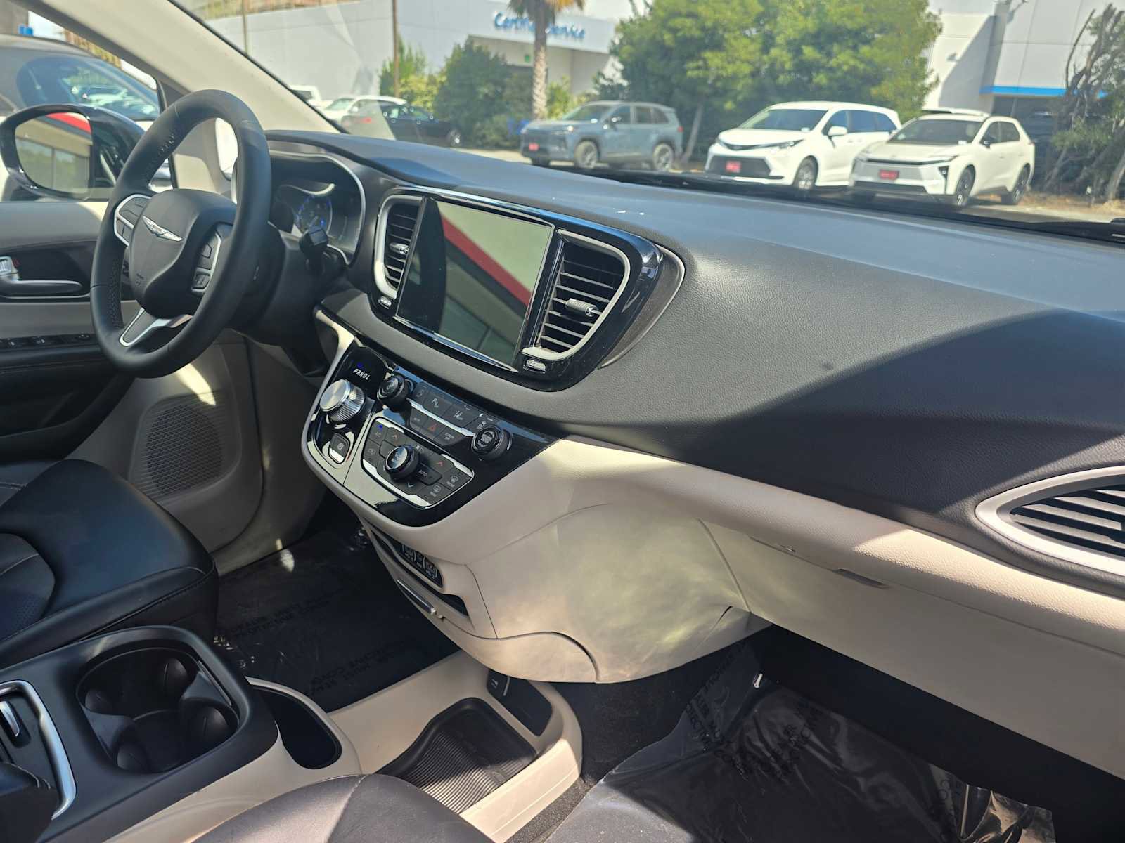 Used 2024 Chrysler Pacifica Touring-L image 12