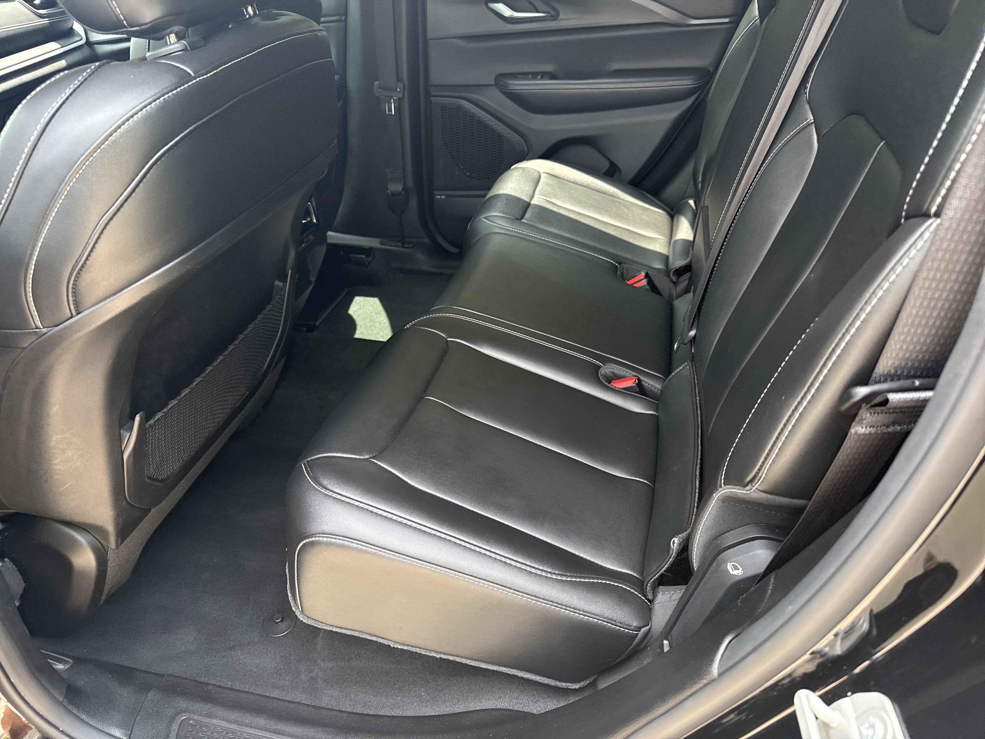 Used 2024 Jeep Grand Cherokee Laredo X AWD/4WD image 20