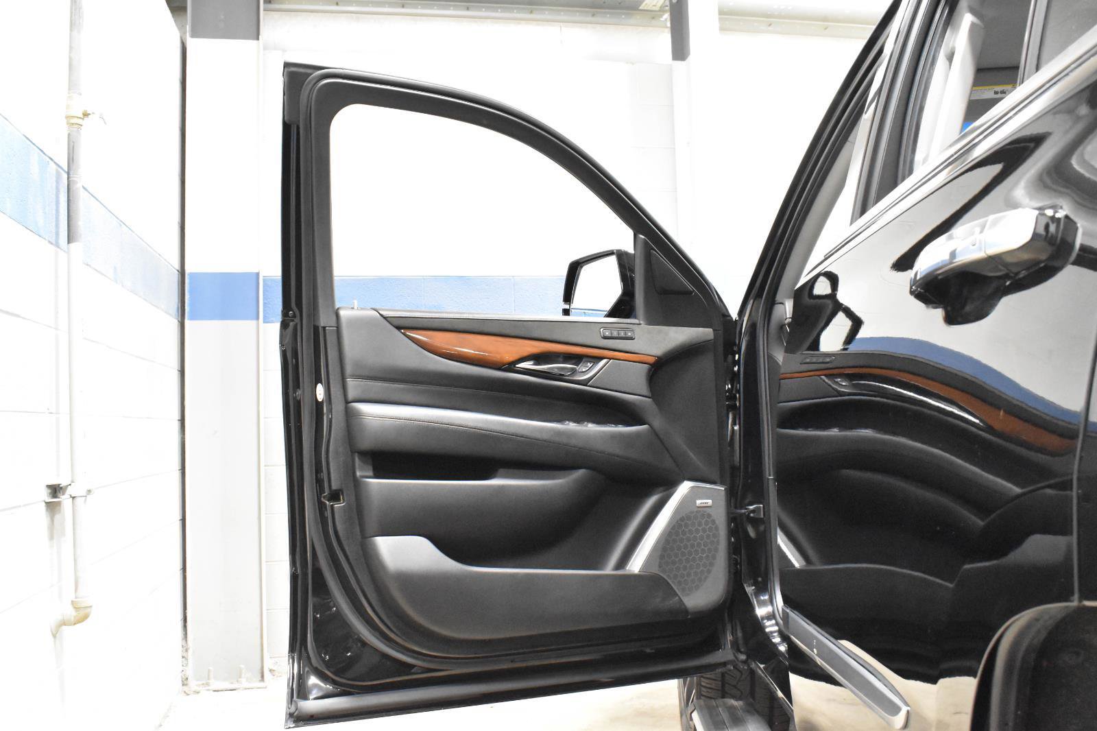 Used 2019 Cadillac Escalade Premium Luxury image 11