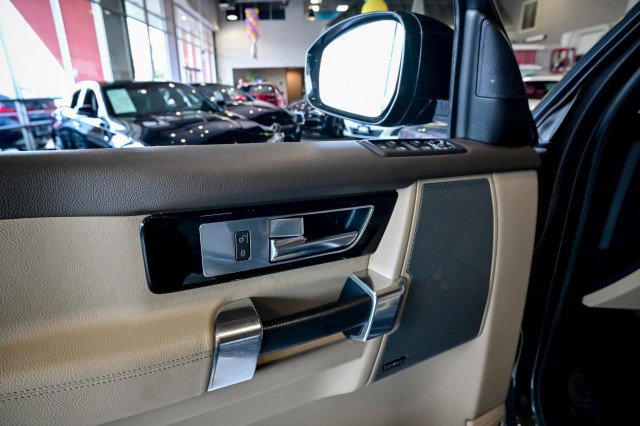 Used 2016 Land Rover LR4 HSE Silver Edition AWD/4WD image 16