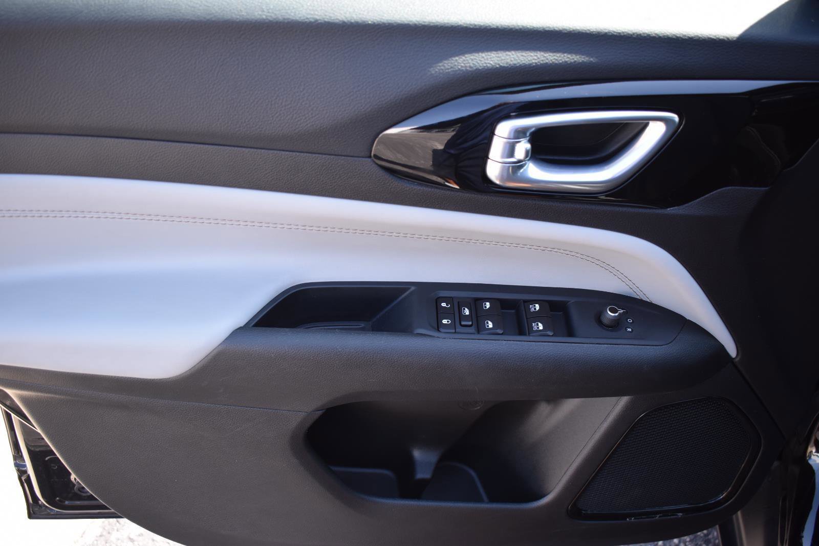 Used 2025 Jeep Compass Limited image 23