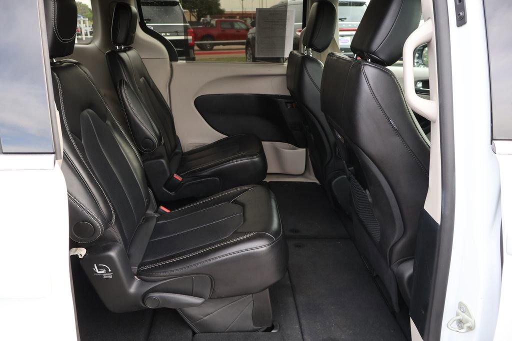 Used 2024 Chrysler Pacifica Touring-L FWD image 21