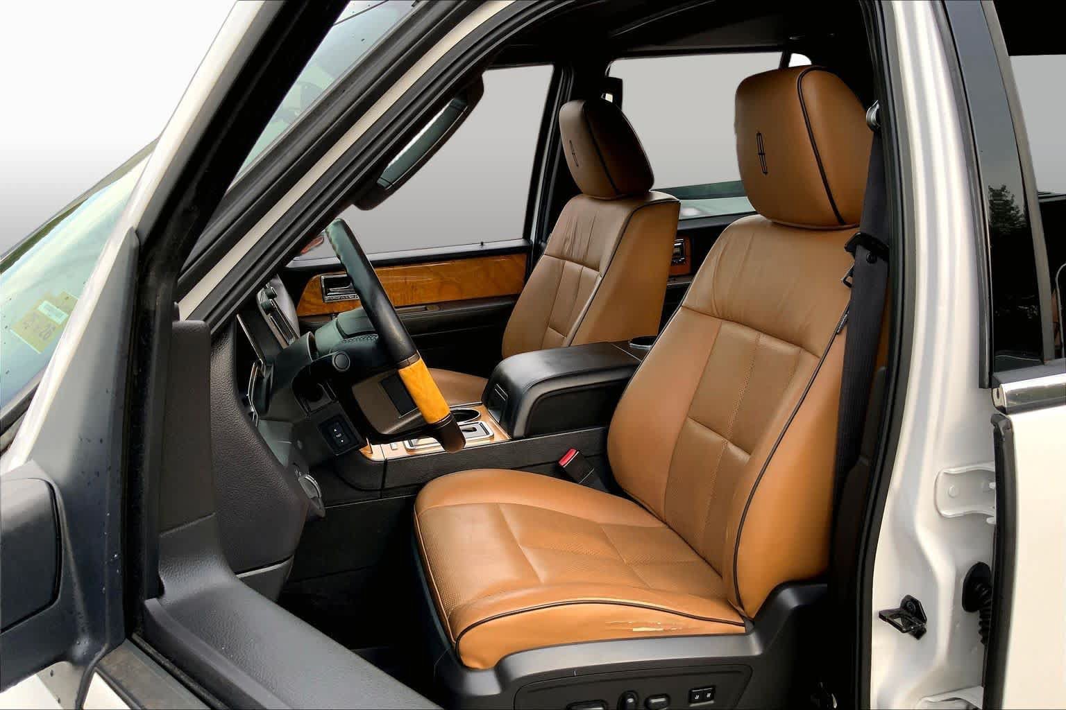 Used 2014 Lincoln Navigator 4WD w/ Equipment Group 101A image 9