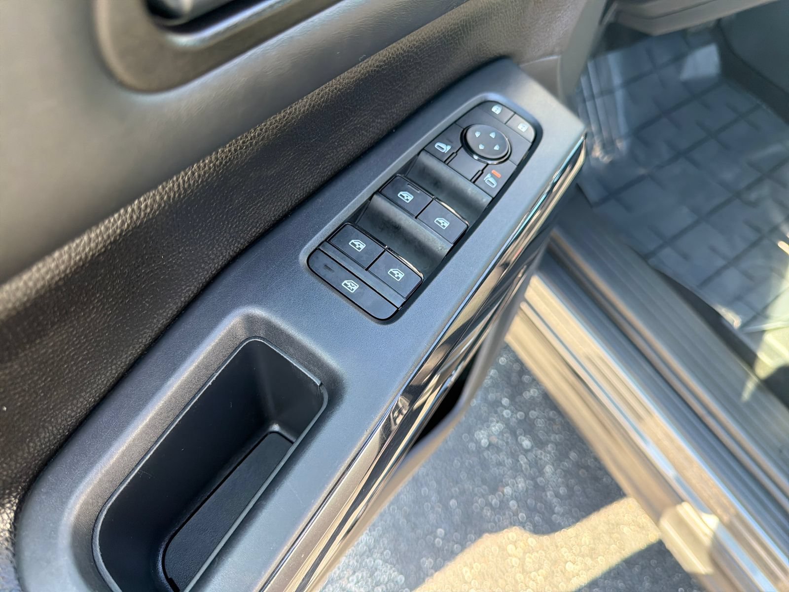 Used 2025 Nissan Pathfinder S FWD image 12