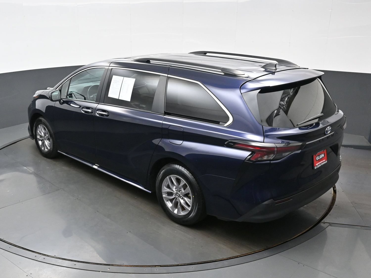 Used 2024 Toyota Sienna XLE FWD image 40