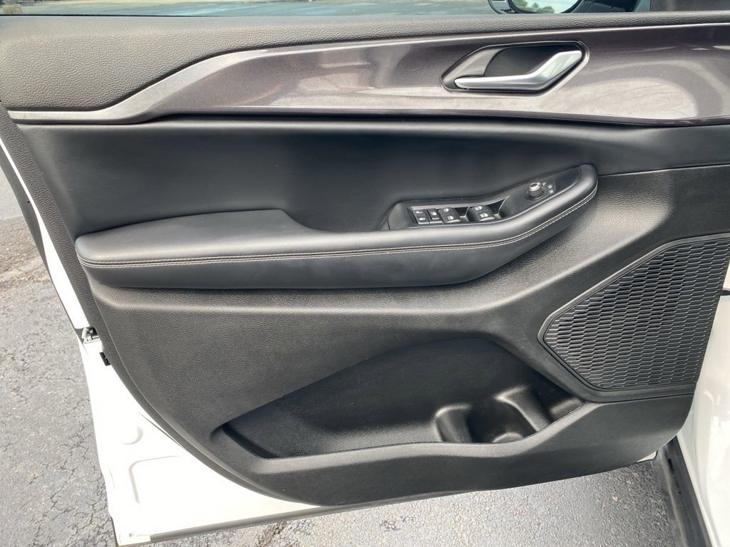 Used 2023 Jeep Grand Cherokee Altitude AWD/4WD image 9