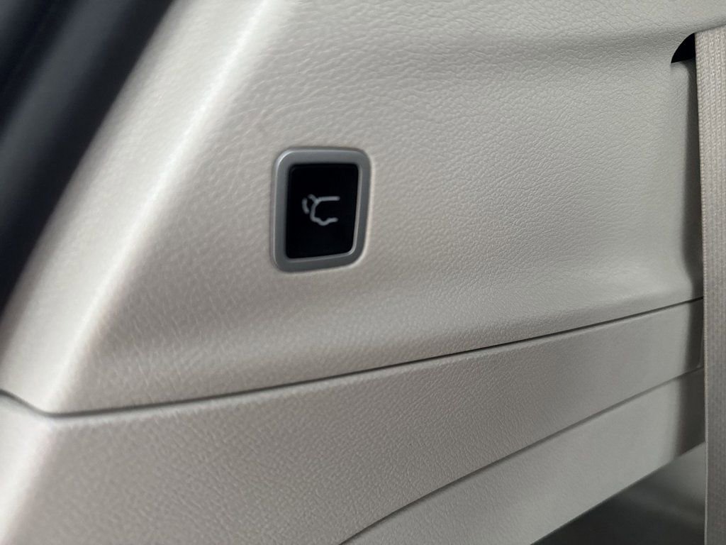 Used 2023 Chrysler Pacifica Touring-L image 23