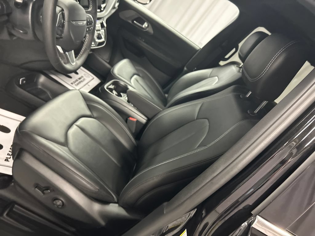 New 2027 Chrysler Pacifica Select FWD image 10