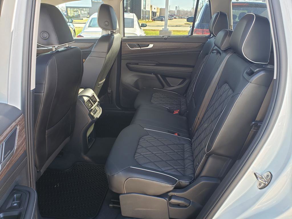 Used 2024 Volkswagen Atlas SEL Premium R-Line image 19