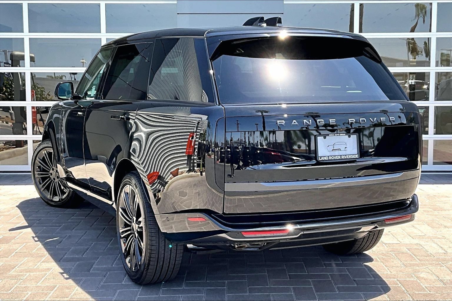 New 2026 Land Rover Range Rover Long Wheelbase SE AWD/4WD image 3