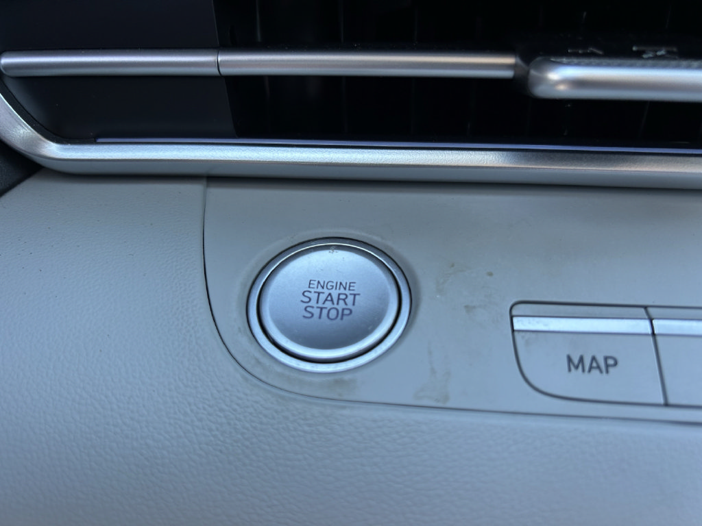 Certified 2025 Hyundai Elantra Limited FWD image 34