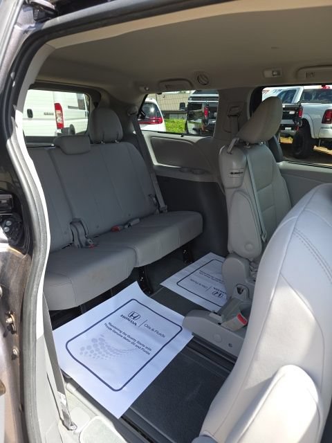Used 2020 Toyota Sienna FWD image 7