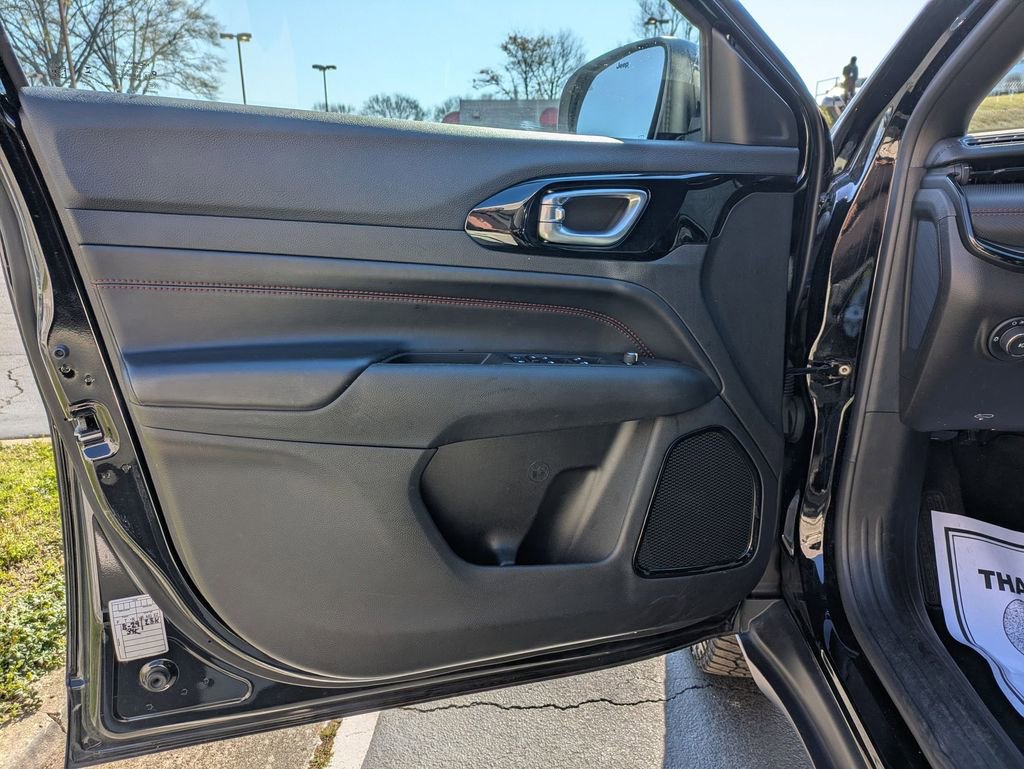 Used 2025 Jeep Compass Trailhawk image 11