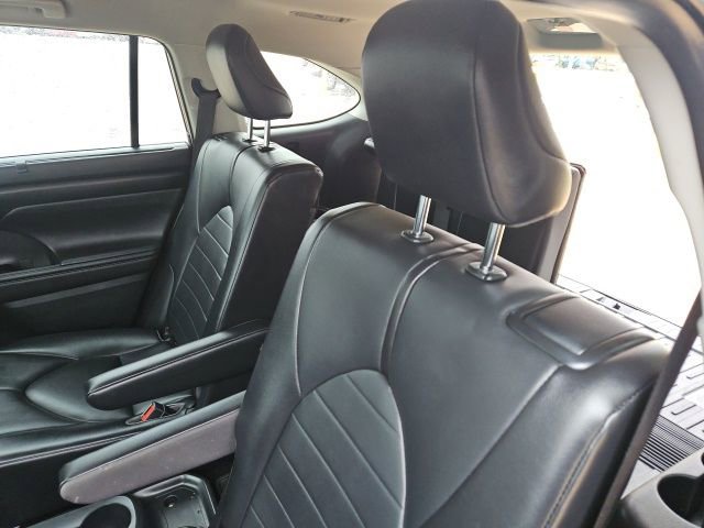 Used 2020 Toyota Highlander XLE image 23