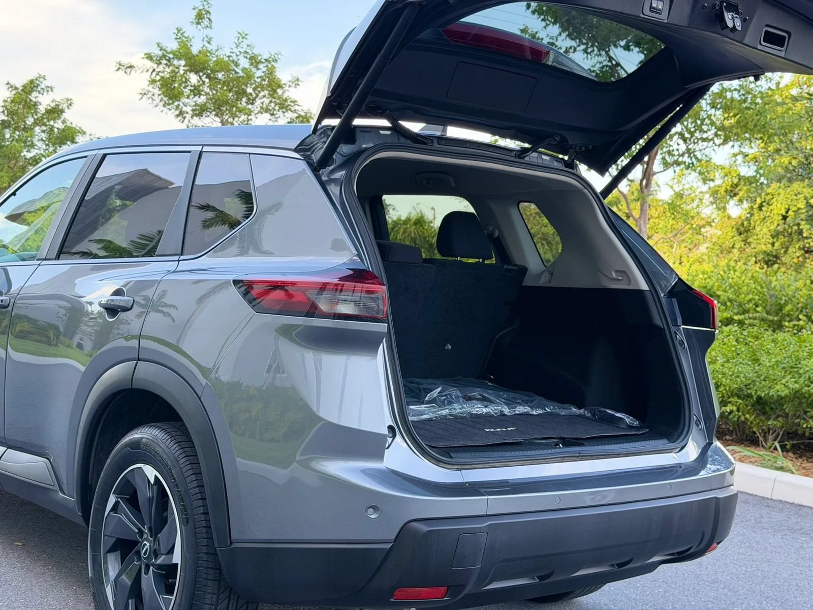 Used 2025 Nissan Rogue SV FWD image 34