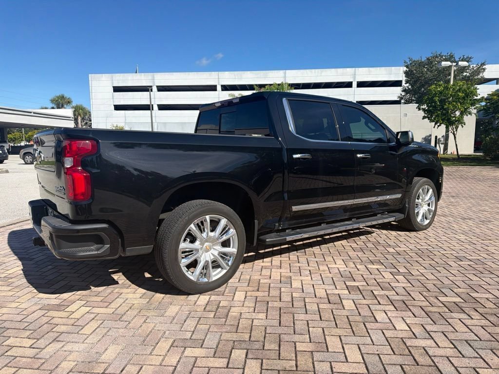 Used 2024 Chevrolet Silverado 1500 High Country w/ High Country Premium Package AWD/4WD image 3