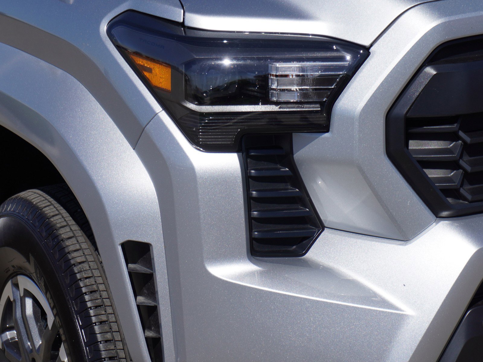 Used 2025 Toyota Tacoma TRD Sport AWD/4WD image 3